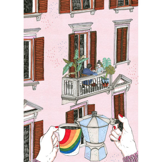 Ilustración de Ana Jarén en la que aparece en primer plano unas manos sirviendo un café en una taza arcoiris y de frente una fachada con una pareja desayunando en el balcón
