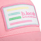 Detalle del parche bordado de la gorra rosa de BLocals