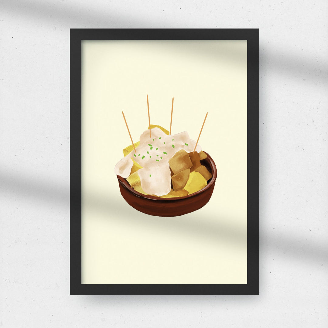 Print enmarcada en negro de un cuenco de barro con una tapa de patatas bravas encima con palillos pinchados