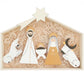 Pesebre de madera con las figuras de San José, la Virgen María, el Niño Jesús, la mula y el buey