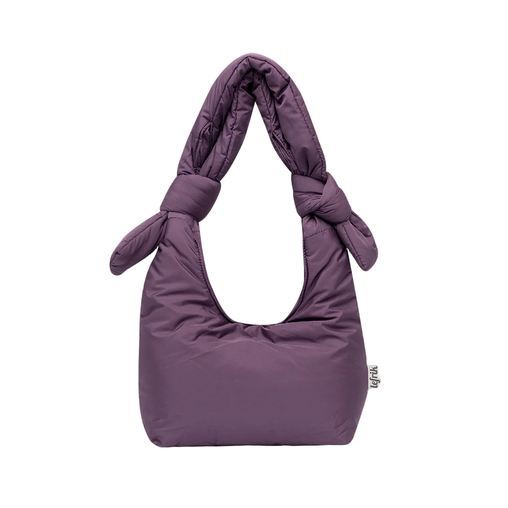 Bolso Biwa color morado ciruela acolchado con asa ajustable con dos nudos
