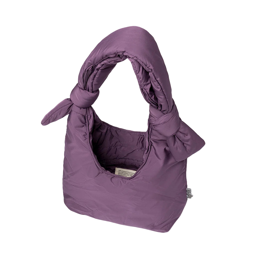 Bolso Biwa color morado ciruela acolchado con asa ajustable con dos nudos hecho de botellas de plástico recicladas