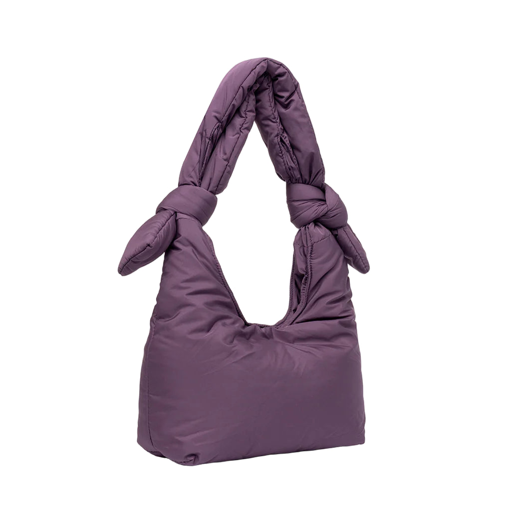 Bolso Biwa color morado ciruela acolchado con asa ajustable con dos nudos hecho de botellas de plástico recicladas