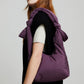 Mujer con el bolso Biwa color morado ciruela acolchado con asa ajustable con dos nudos hecho de botellas de plástico recicladas