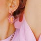 Mujer con los pendientes Bloom de Mitumi, con forma de vulva