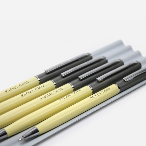 Detalle de los bolígrafos de diseño de colores amarillo paja y gris cemento de los diseñadores Papier Tigre de París