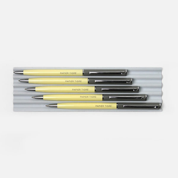 Bolígrafos de diseño de colores amarillo paja y gris cemento de los diseñadores Papier Tigre de París