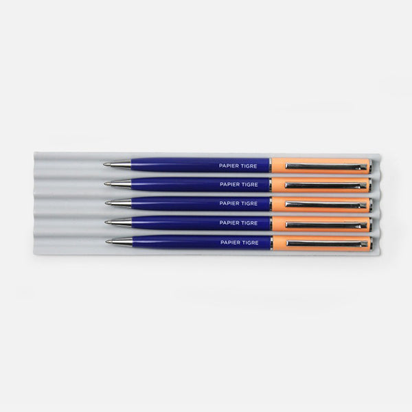 Bolígrafos de diseño de colores azul cobalto y rosa salmón de los diseñadores Papier Tigre de París