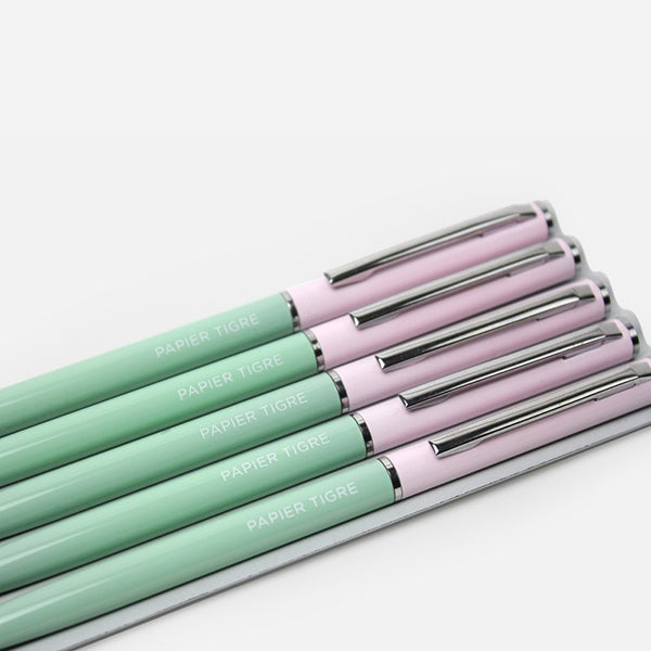 Detalle de los bolígrafos de diseño de colores verde y rosa de los diseñadores Papier Tigre de París