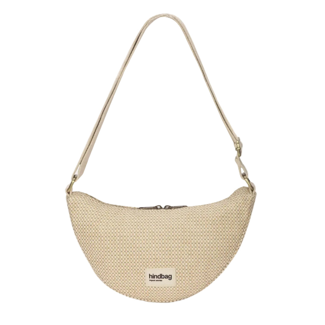 Bolso en forma de media luna de tejido trenzado en tonos beige y nude de la marca francesa Hindbag