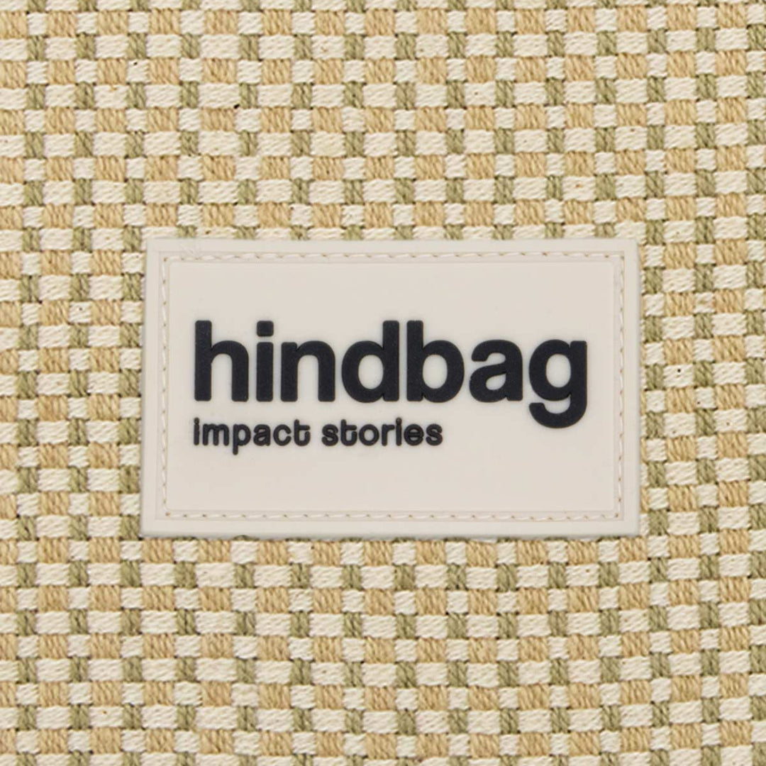 Detalle del tejido trenzado en tonos beige y nude de la marca francesa Hindbag