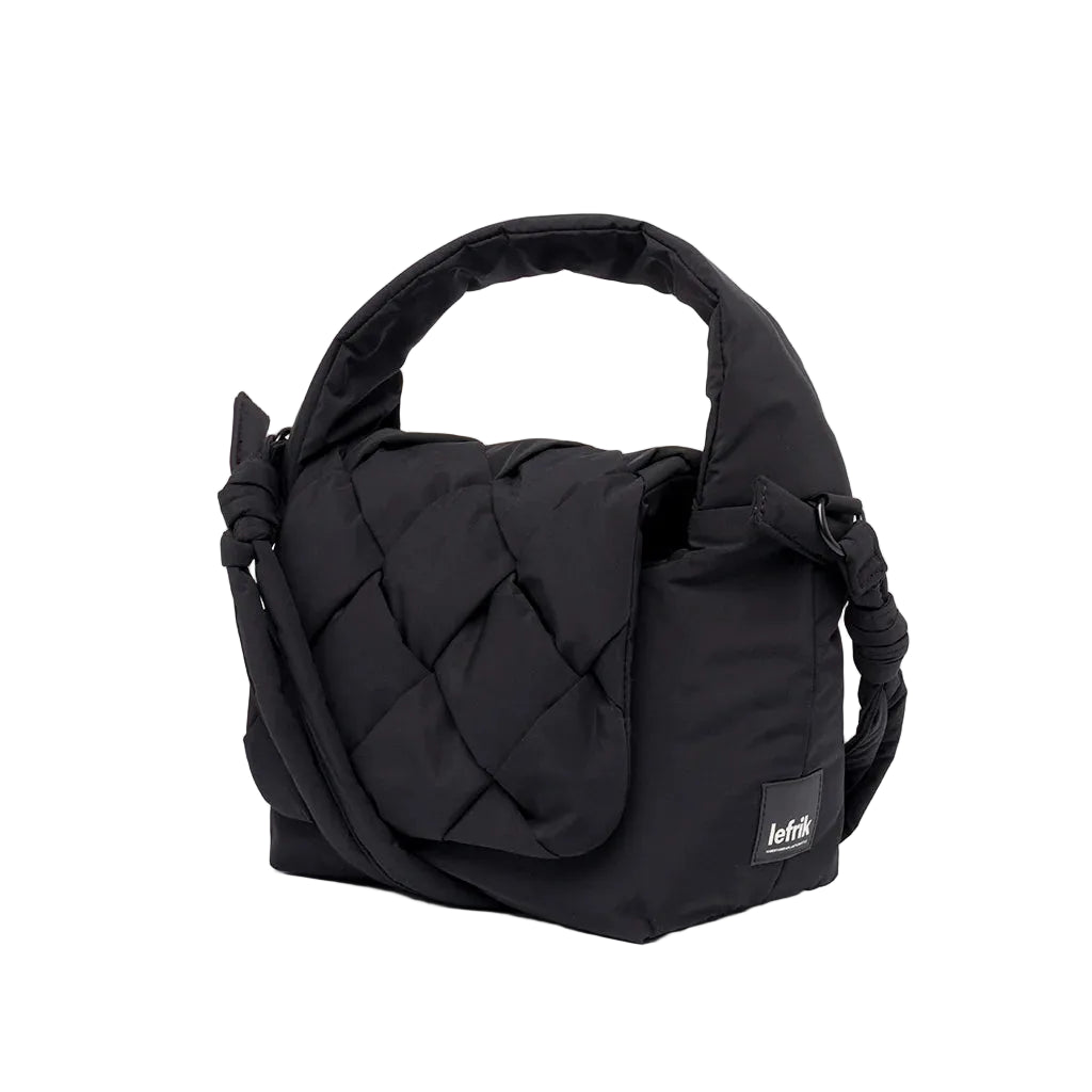 Mini bolso acolchado Ani de Lefrik en negro con asa superior acolchada y tejido trenzado en la solapa, fondo blanco