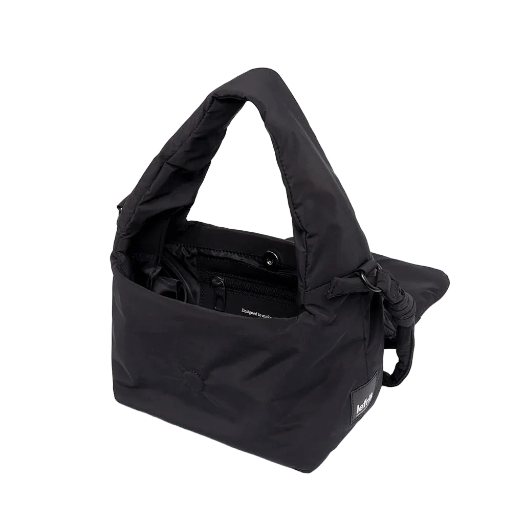 Interior abierto del mini bolso Ani de Lefrik en negro con bolsillo interior y etiqueta Lefrik visible