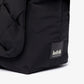 Detalle de la etiqueta Lefrik con texto "I used to be a plastic bottle" en el bolso Ani mini negro