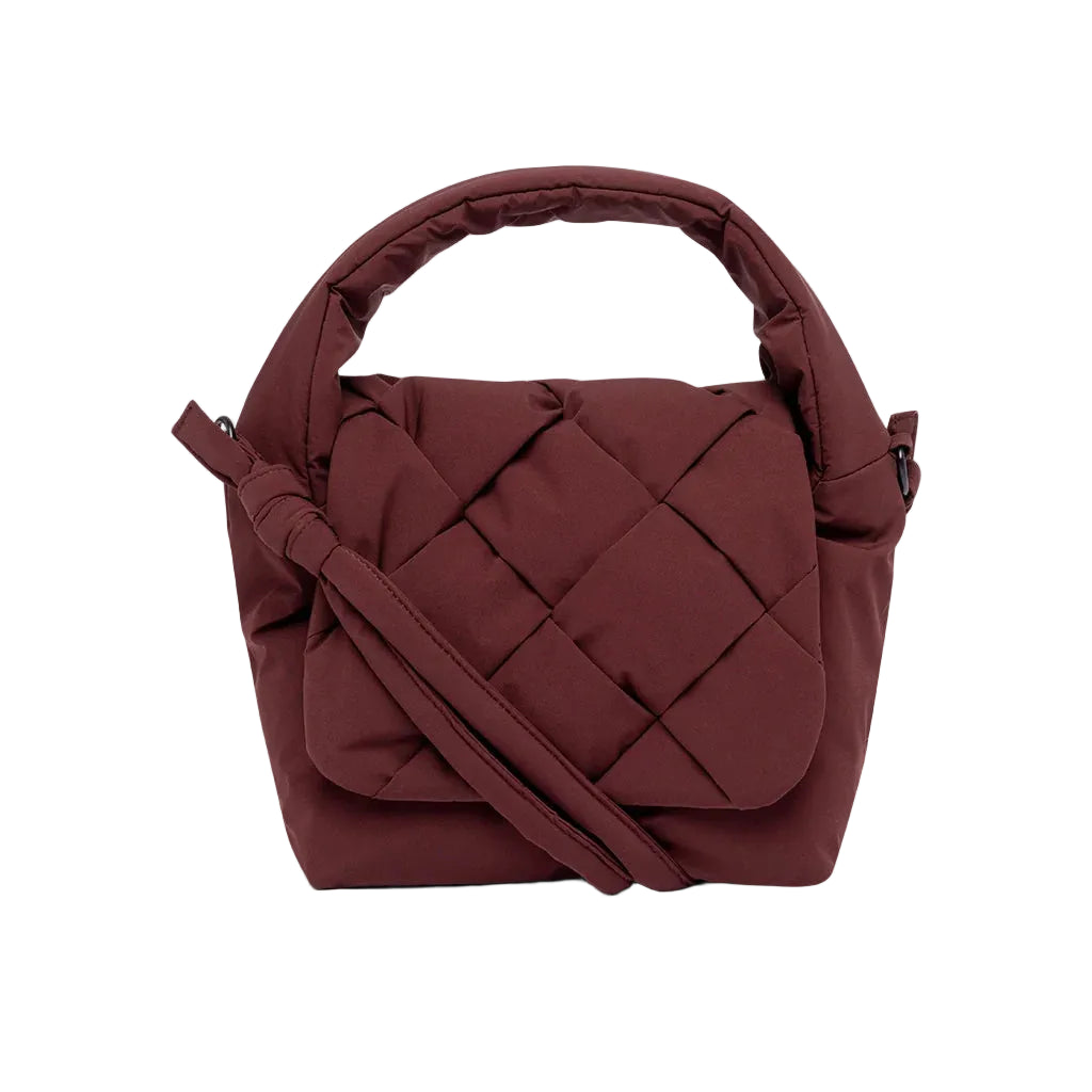 Mini bolso acolchado Ani de Lefrik en color burdeos con solapa de tejido trenzado y asa superior, vista frontal