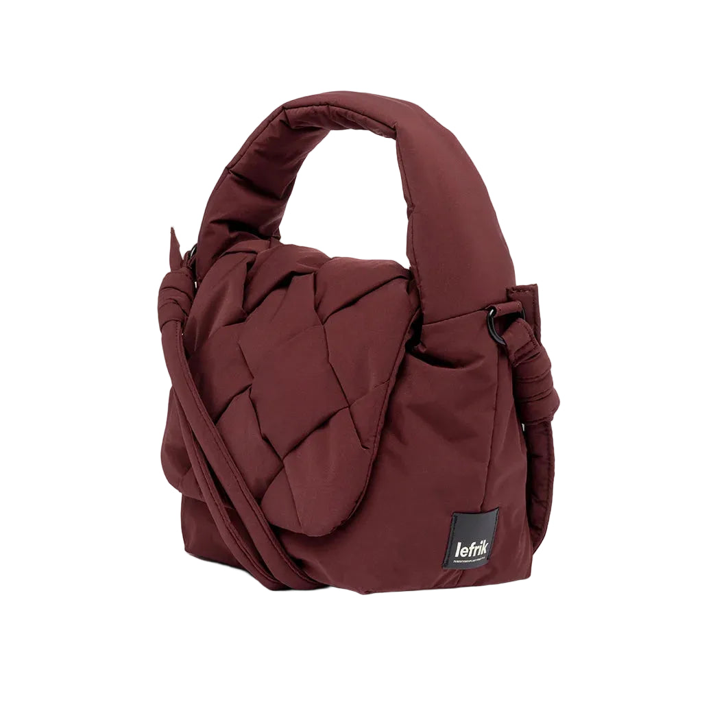 Mini bolso acolchado Ani de Lefrik en burdeos con etiqueta de marca visible, vista lateral en ángulo