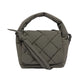 Bolso Ani mini de Lefrik en color verde musgo con tejido trenzado y asa superior acolchada, visto de frente sobre fondo blanco
