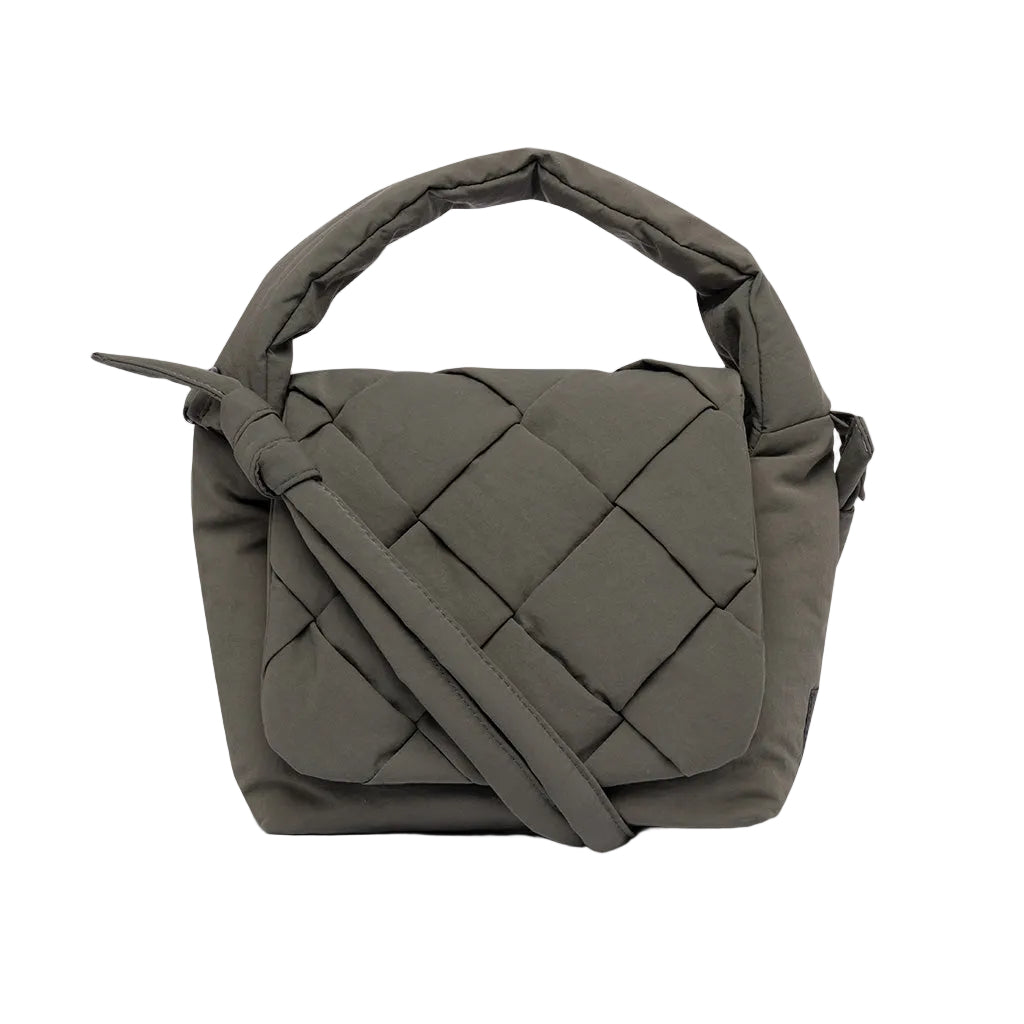 Bolso Ani mini de Lefrik en color verde musgo con tejido trenzado y asa superior acolchada, visto de frente sobre fondo blanco