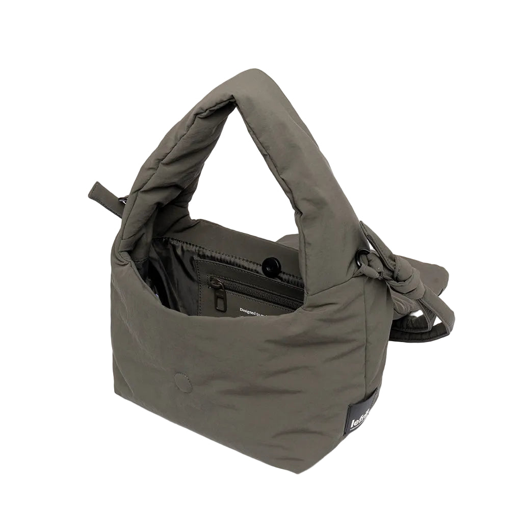 Interior del bolso Ani mini de Lefrik en verde musgo con bolsillo con cremallera y forro oscuro