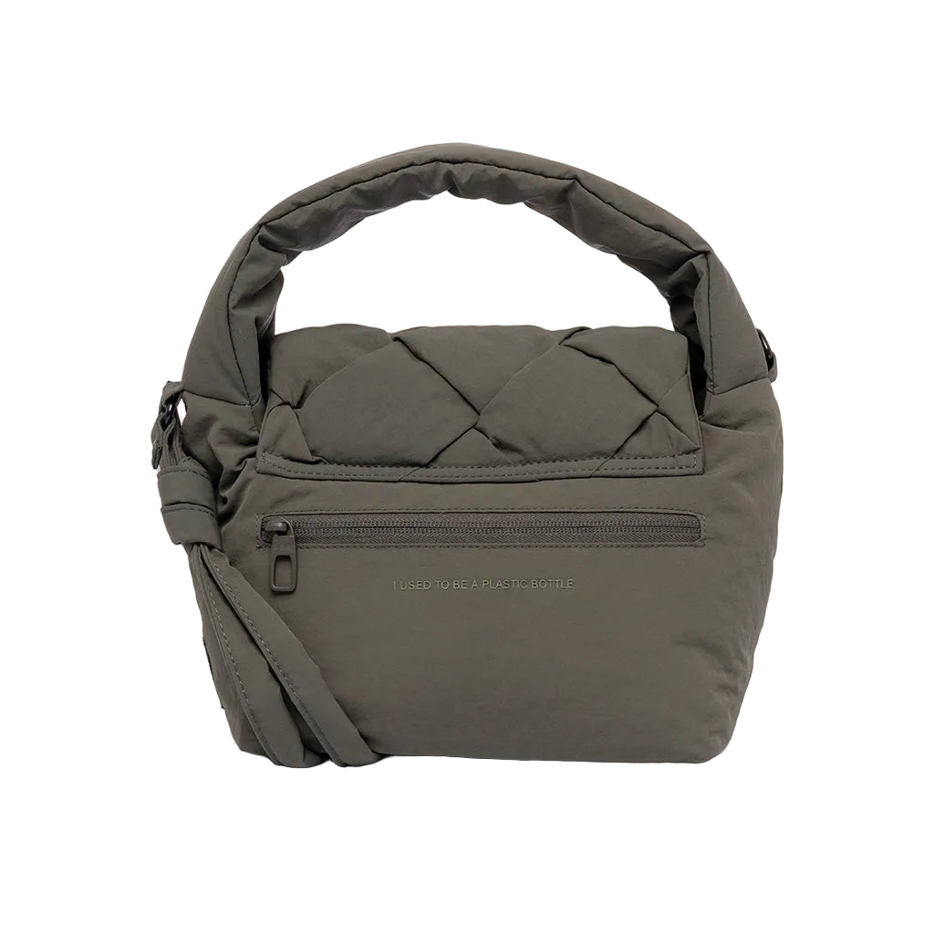 Vista trasera del bolso Ani mini de Lefrik en verde musgo con bolsillo exterior con cremallera e inscripción I Used to Be a Plastic Bottle