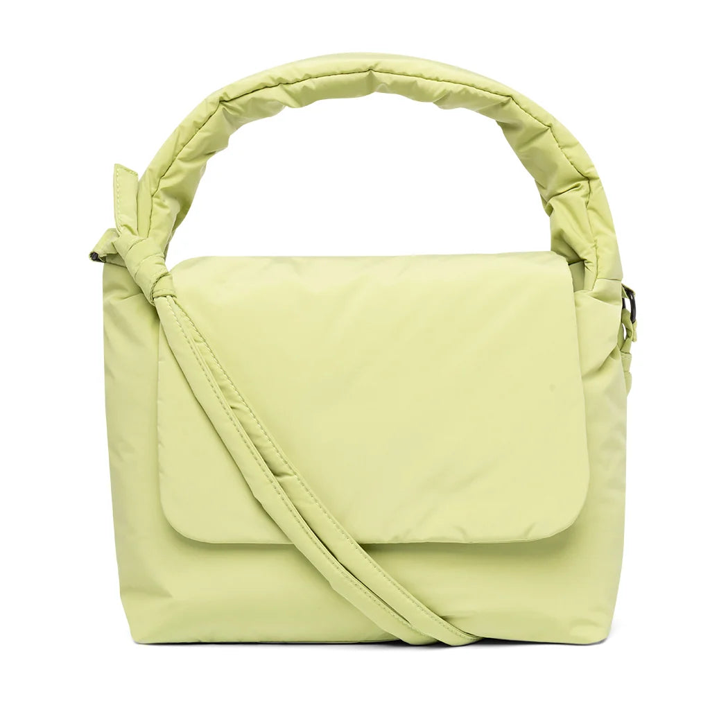 Vista frontal del bolso verde manzana Ani de Lefrik, con solapa lisa, asa corta acolchada y asa larga para colgarlo en bandolera.