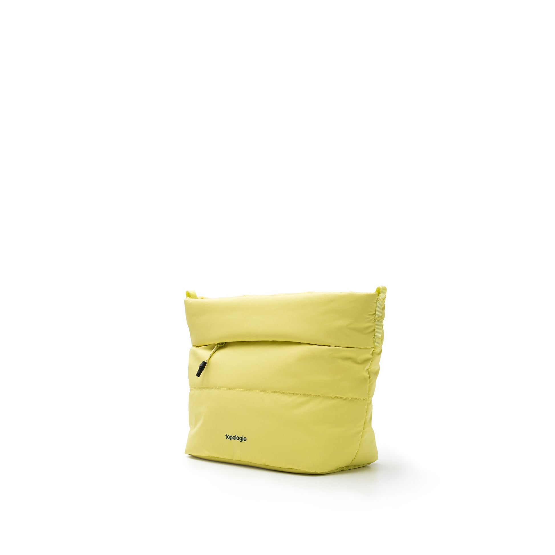 Parte delantera del bolso de la marca Topologie, modelo Besace en color amarillo canario con el nombre de la marca encima y una cremallera delantera, sin correa sobre fondo blanco. 