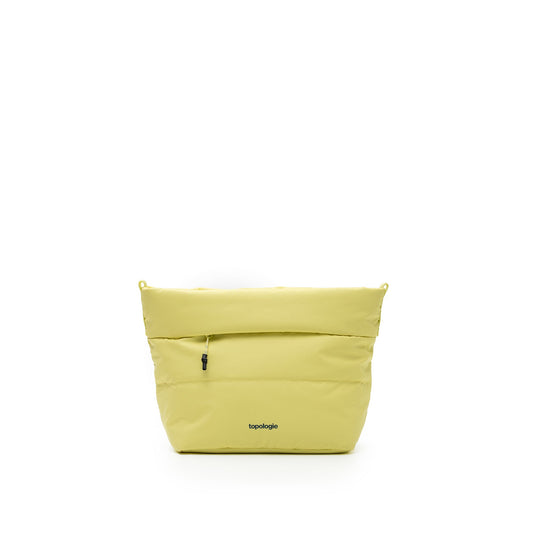 Parte delantera del bolso de la marca Topologie, modelo Besace en color amarillo canario con el nombre de la marca encima y una cremallera delantera, sin correa sobre fondo blanco. 