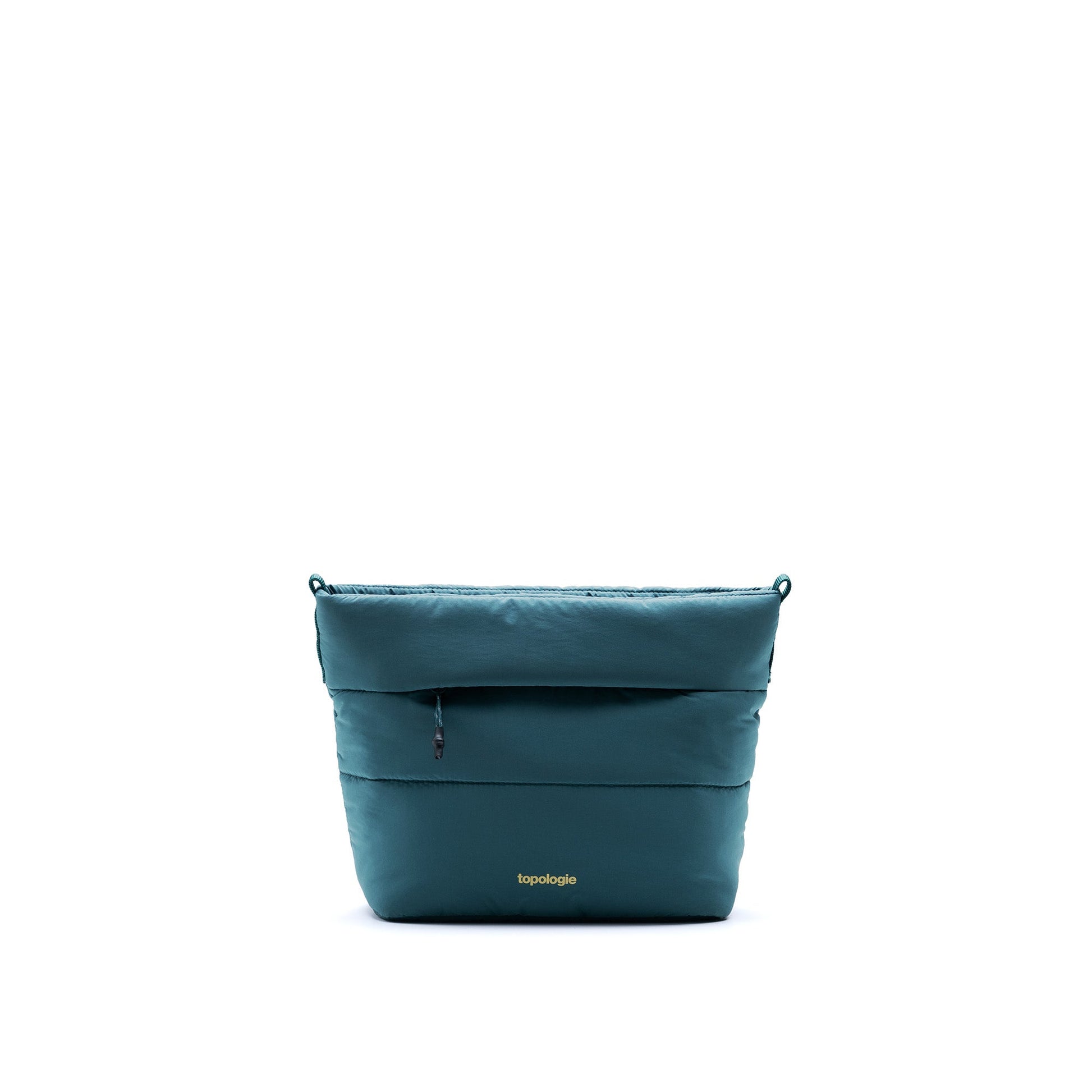 Parte delantera del bolso de la marca Topologie, modelo Besace en color turquesa profundo con el nombre de la marca encima y una cremallera delantera, sin correa sobre fondo blanco. 