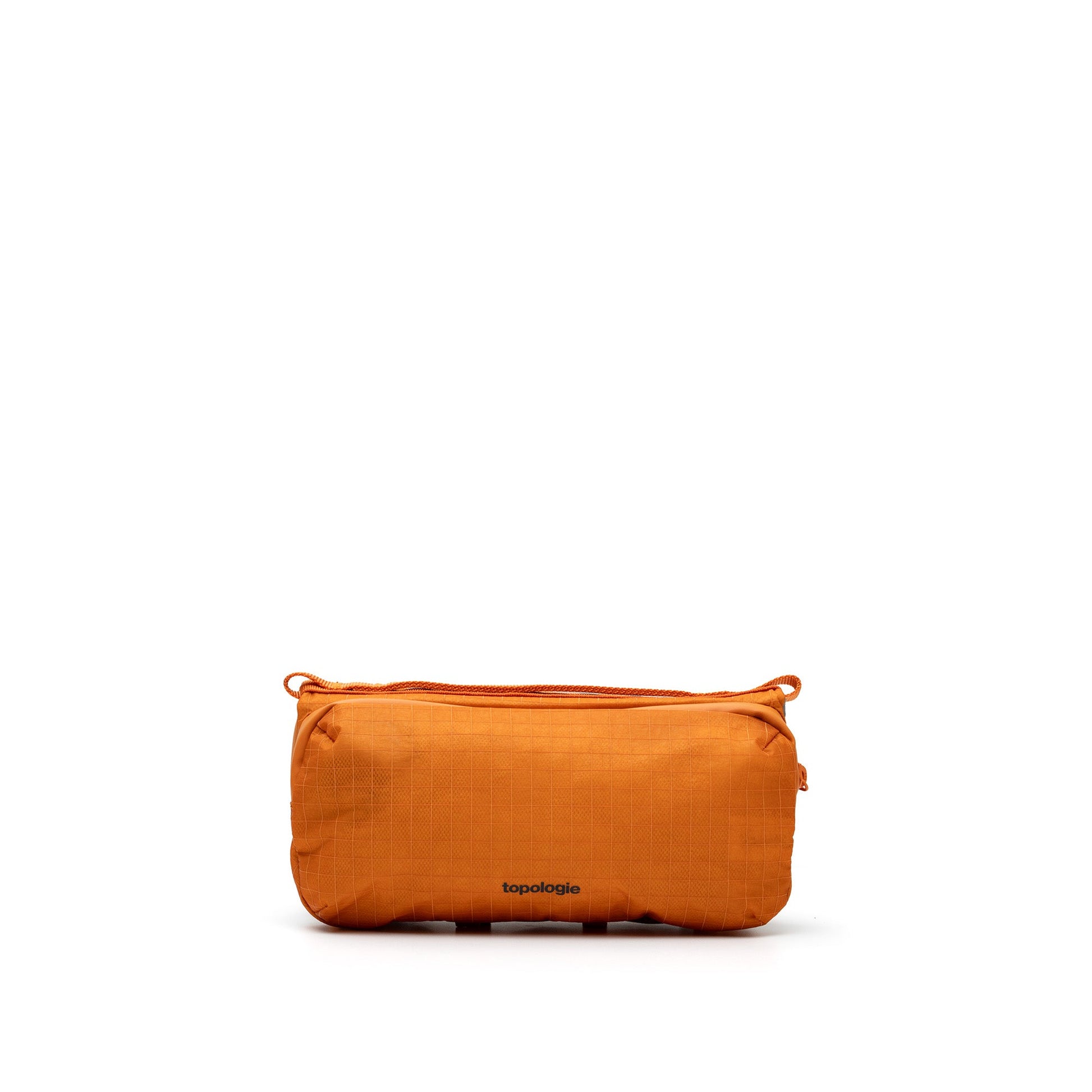 Parte delantera de bolso Bottle Sacoche naranja con el logo de topologie en la parte baja del bolso, sobre fondo blanco. 