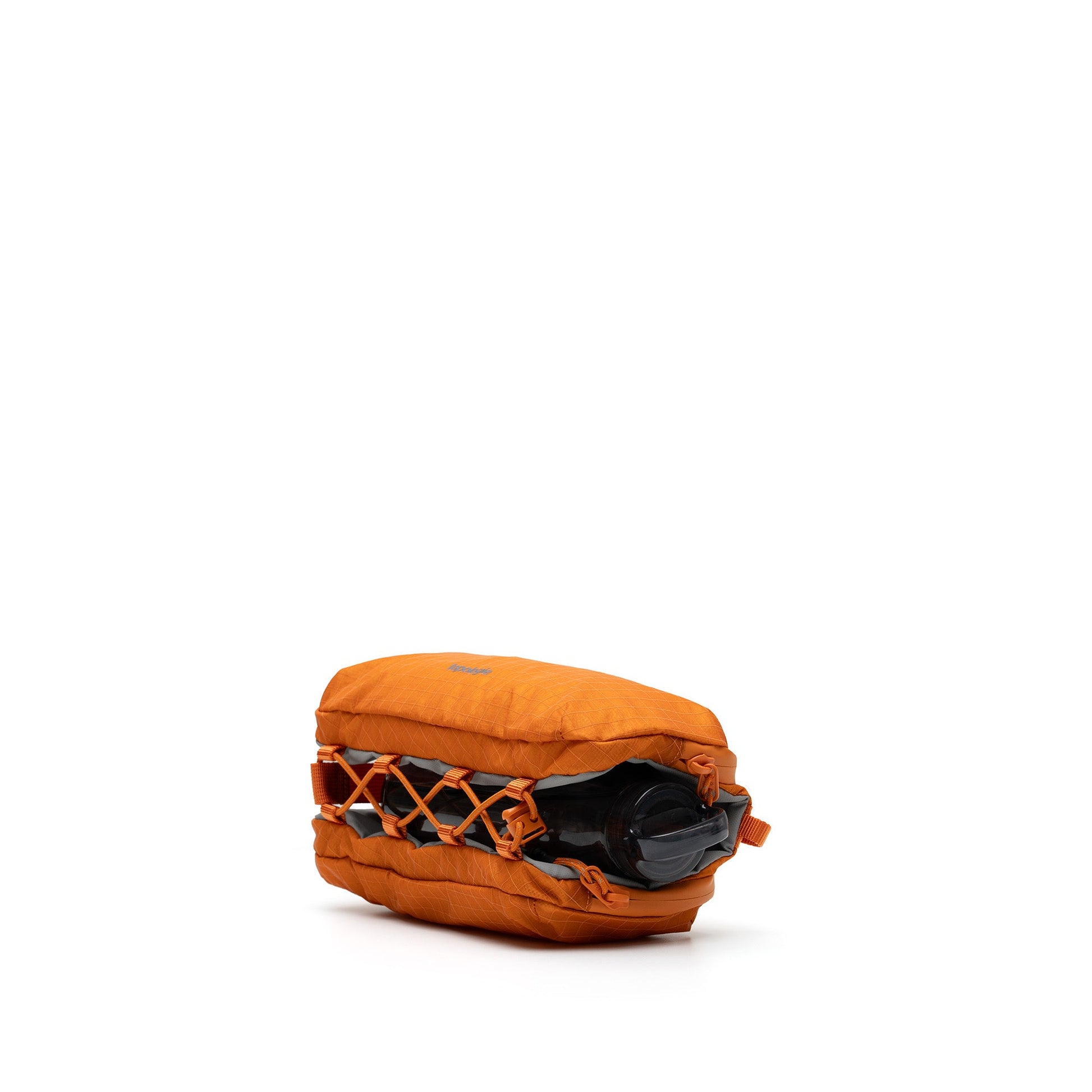 Parte delantera de bolso Bottle Sacoche naranja con una cantimplora dentro del bolso, sobre fondo blanco. 