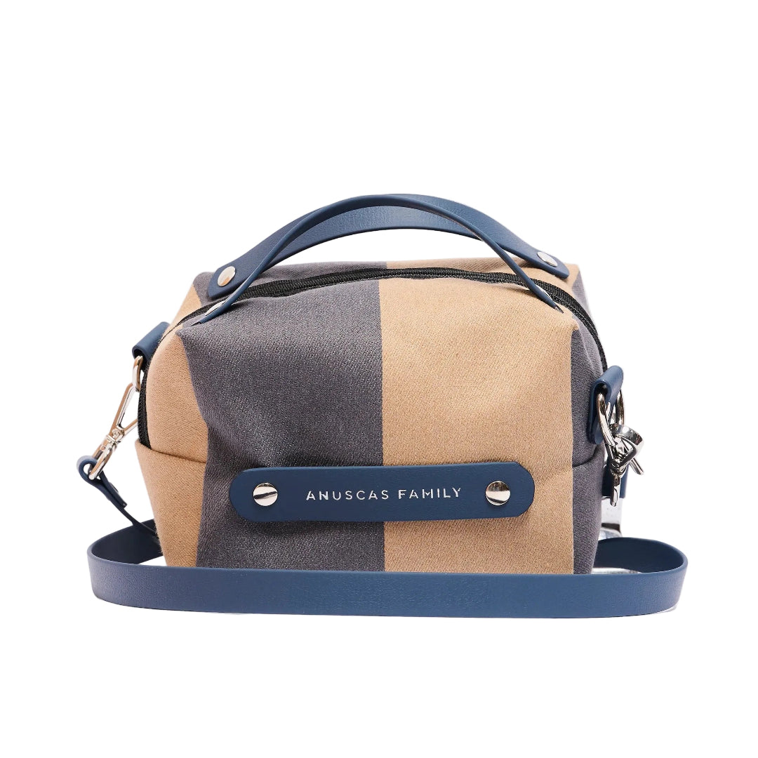 Bolso pequeño con forma de caja a rayas anchas azul y beige con correa y asa azules de la marca de Sevilla Anuscas Family