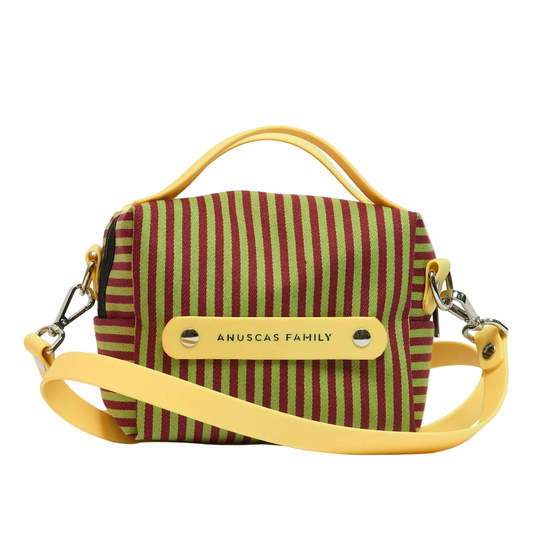 Bolso pequeño con forma de caja a rayas verticales burdeos y verdes con correa y asa amarillas de la marca de Sevilla Anuscas Family