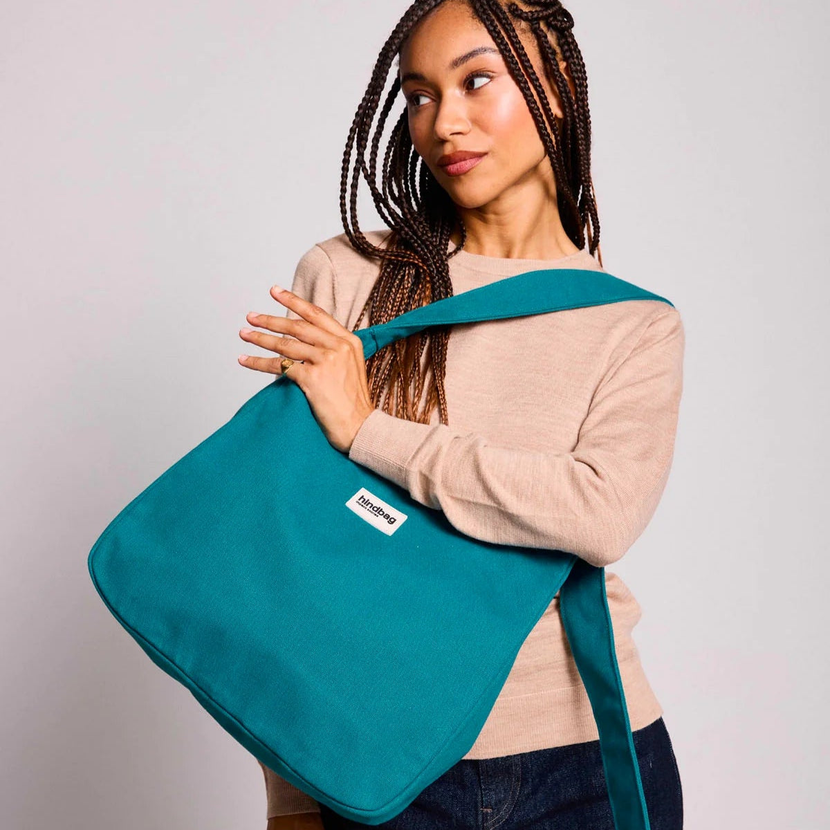 Mujer con el bolso hobo color azul pavo real de la marca francesa Hindbag
