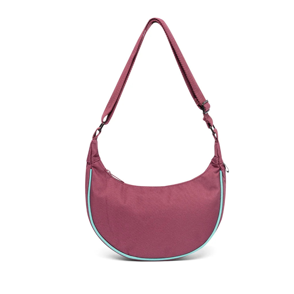 Bolso rosa frambuesa con un ribete azul en forma de media luna para llevar al hombro o en bandolera de la marca Lefrik