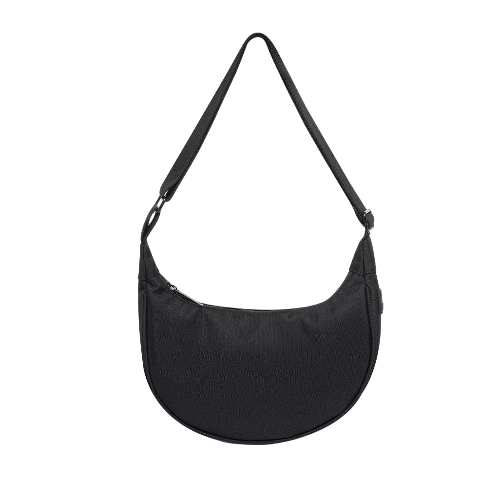 Bolso negro con forma de media luna de la marca española Lefrik