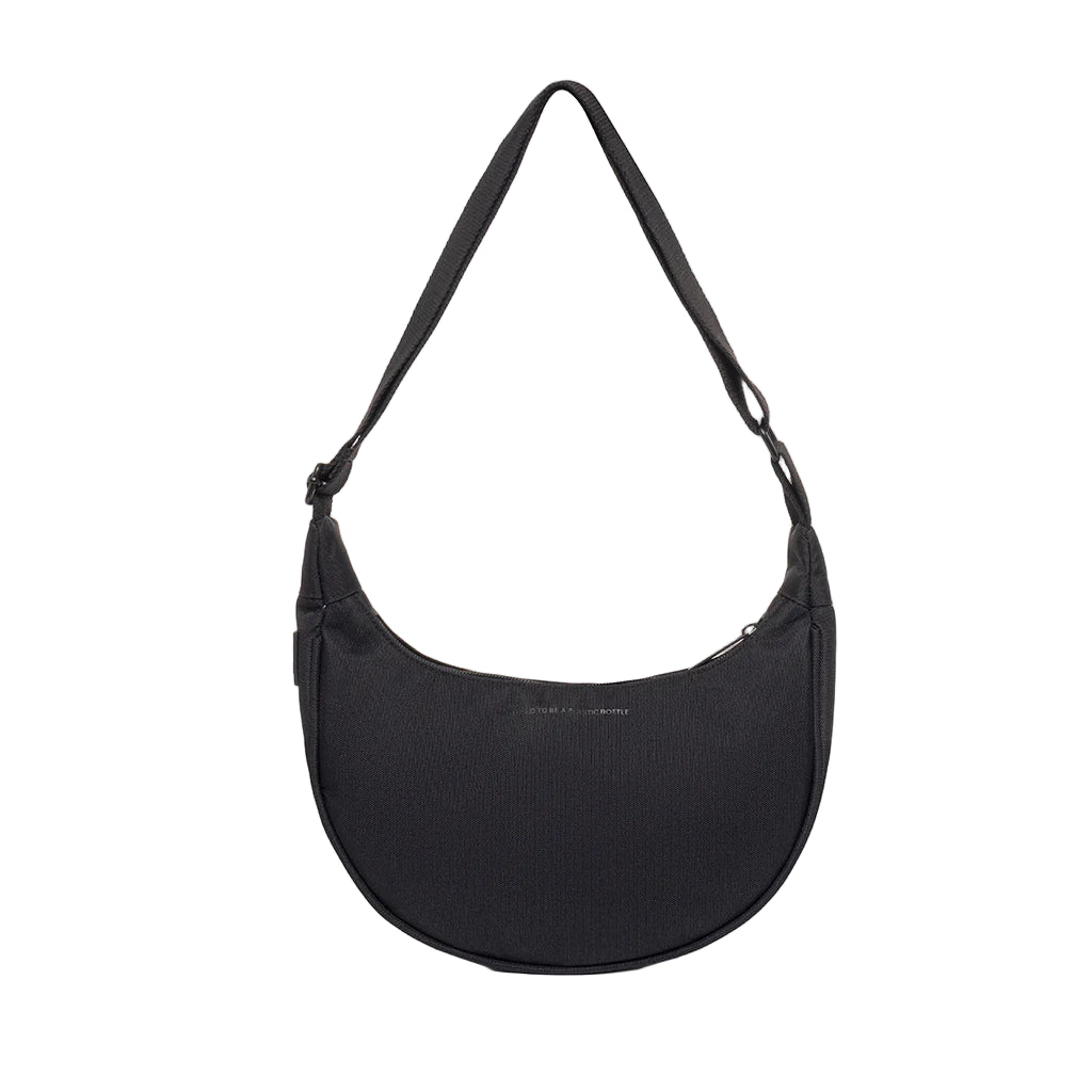 Bolso negro con forma de media luna de la marca española Lefrik