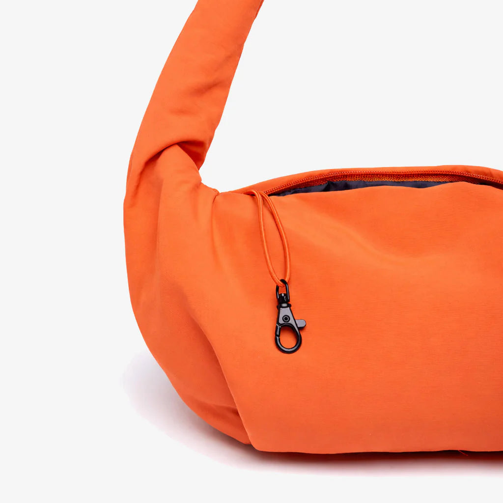 Detalle del cuelga llaves del bolso mini naranja acolchado de lefrik