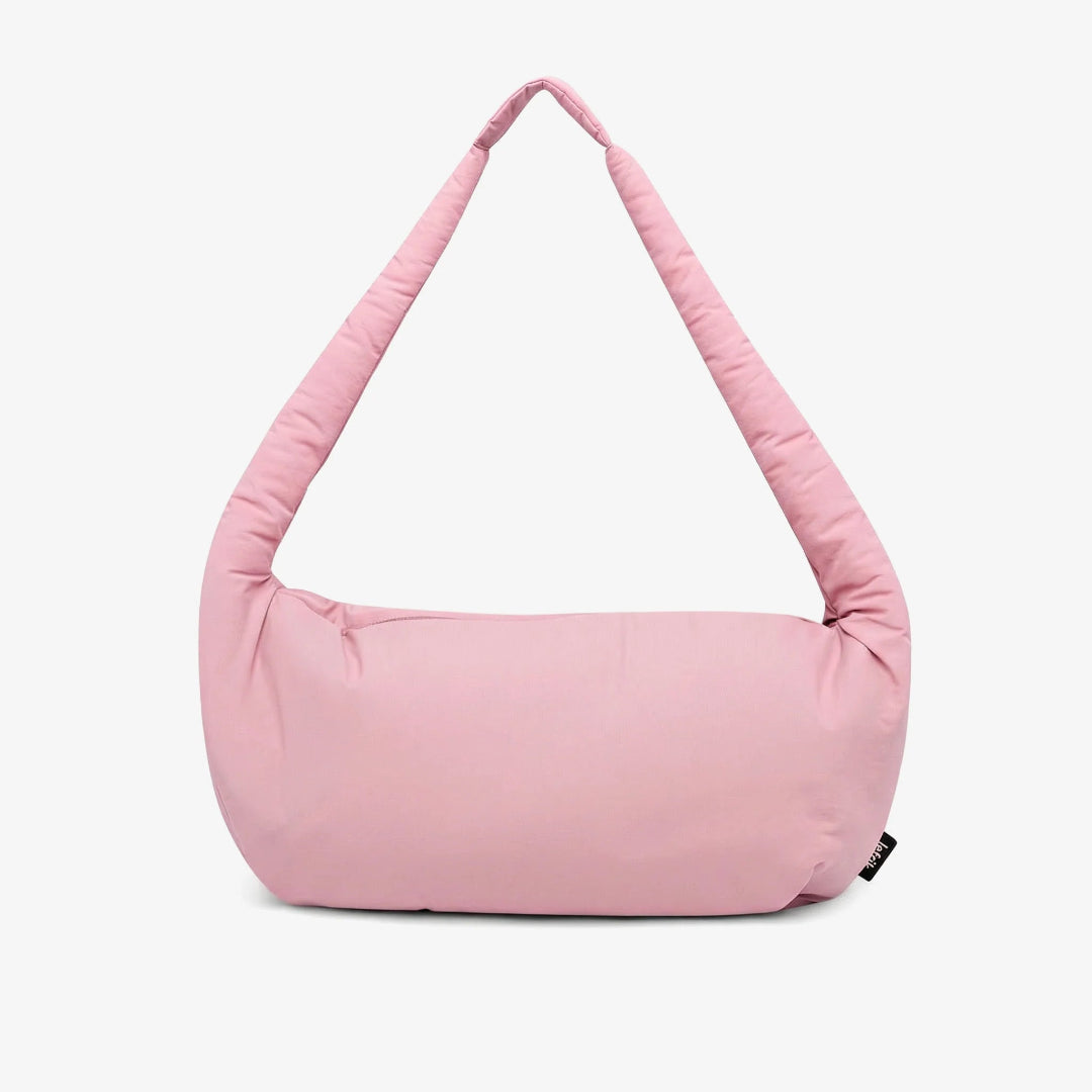 Bolso Myra acolchado de color rosa y un asa larga para llevar al hombro de la marca española Lefrik