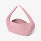Bolso Myra acolchado de color rosa y un asa larga para llevar al hombro de la marca española Lefrik con bolsillo interior con cremallera