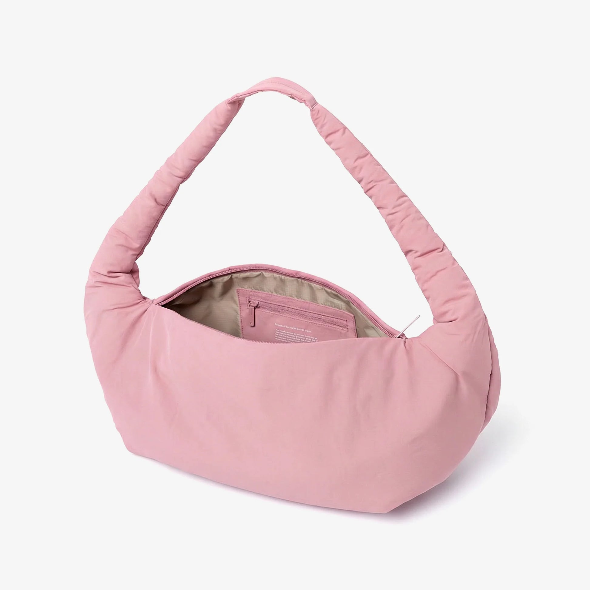 Bolso Myra acolchado de color rosa y un asa larga para llevar al hombro de la marca española Lefrik con bolsillo interior con cremallera