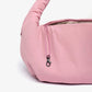 Detalle del gancho para móvil o llaves del bolso Myra acolchado de color rosa y un asa larga para llevar al hombro de la marca española Lefrik