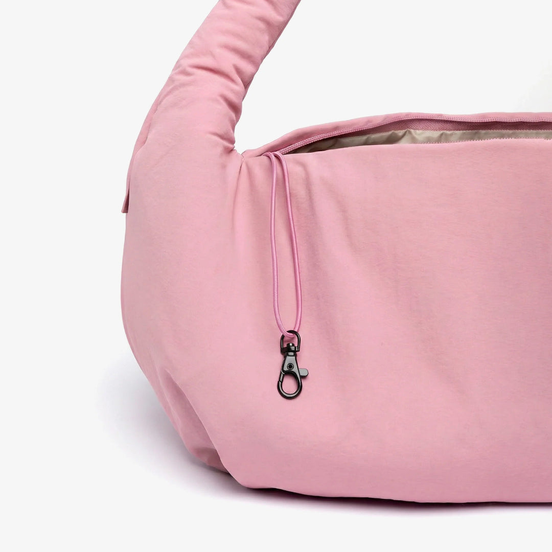 Detalle del gancho para móvil o llaves del bolso Myra acolchado de color rosa y un asa larga para llevar al hombro de la marca española Lefrik