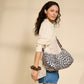 Mujer con bolso con estampado de leopardo para llevar al hombro o cruzado en bandolera de la marca Hindbag
