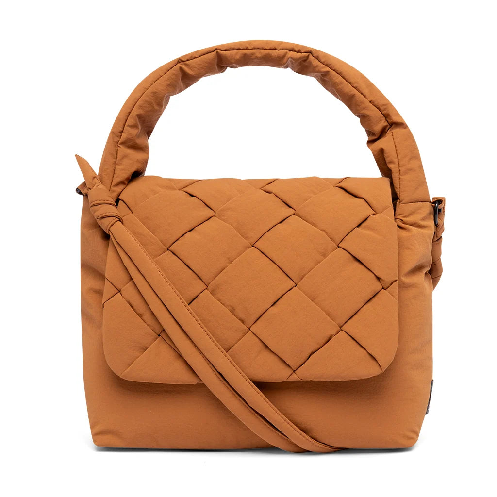Vista frontal del bolso naranja ámbar trenzado Ani de Lefrik, con solapa de tiras anchas entrelazadas y asa corta acolchada.