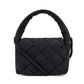 Vista frontal del bolso negro trenzado Ani de Lefrik, con solapa de tiras anchas entrelazadas y asa corta acolchada.