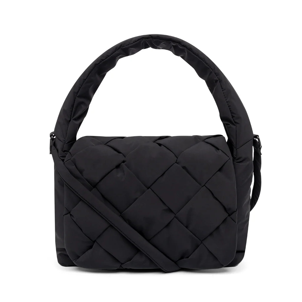 Vista frontal del bolso negro trenzado Ani de Lefrik, con solapa de tiras anchas entrelazadas y asa corta acolchada.
