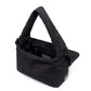 Interior del bolso negro Ani de Lefrik con la solapa abierta, compartimento principal y bolsillo interior con cremallera.