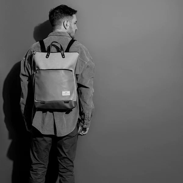 Imagen en blanco y negro de un hombre con la mochila Book Holder de Daniel Chong