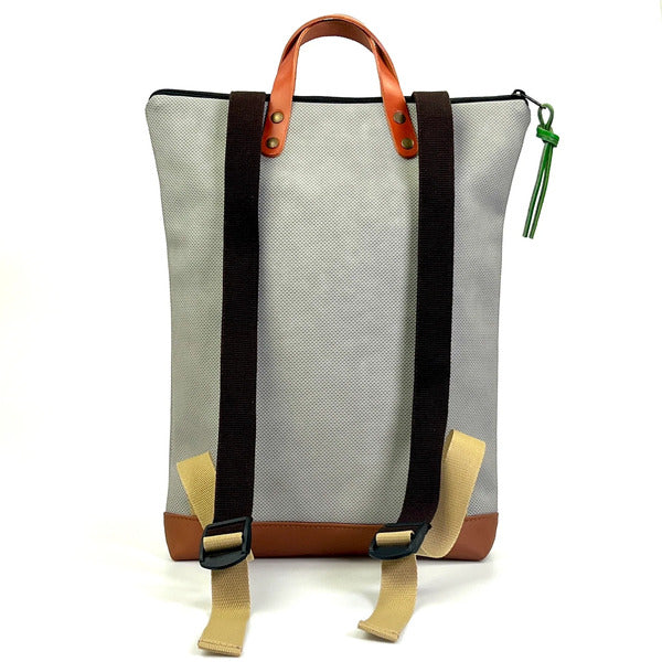 Parte trasera con correas ajustables de algodón de la mochila sostenible de Daniel Chong con bolsillo delantero en piel naranja