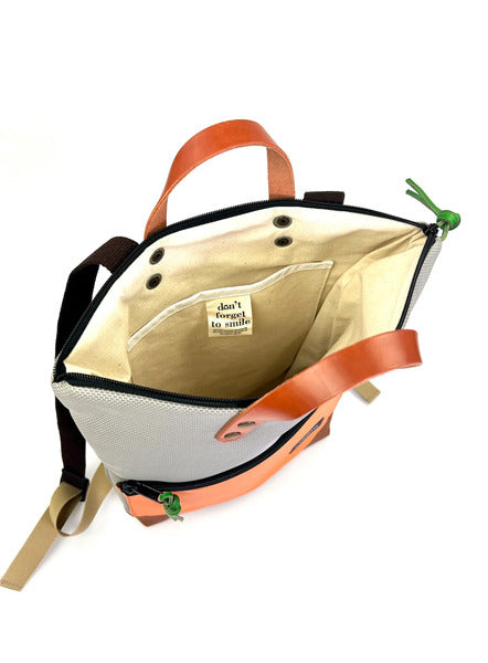 Interior de la mochila sostenible de Daniel Chong con bolsillo delantero en piel naranja